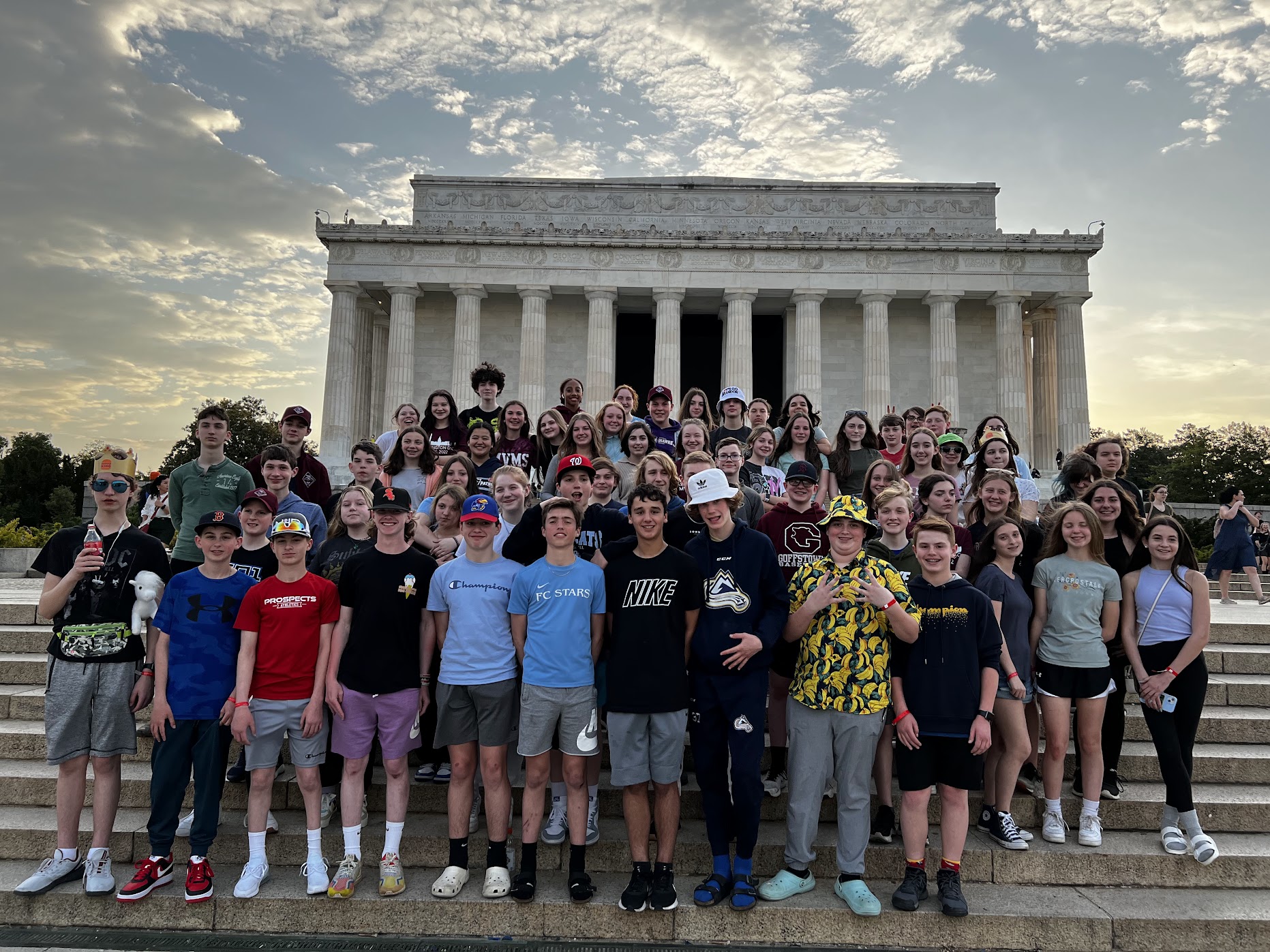 Students in front of Lincoln Memorial