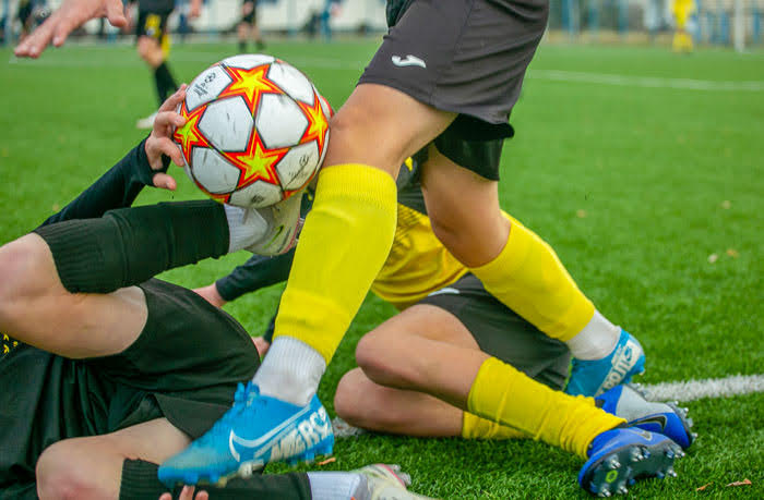 Group of people playing mini football Группа людей играющих в мини-футбол