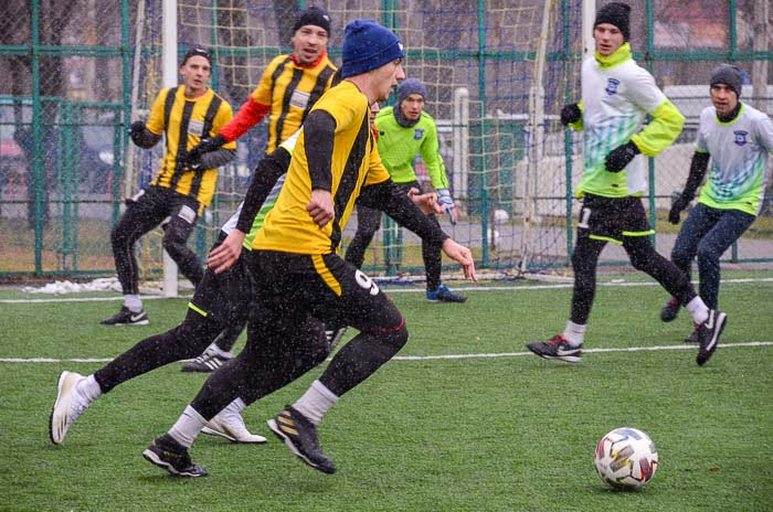 Group of people playing mini football Группа людей играющих в мини-футбол