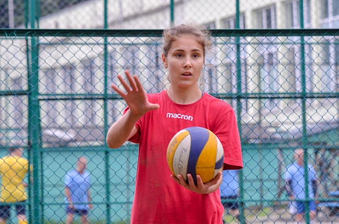 Group of people playing volleyball Группа людей играющих в волейбол