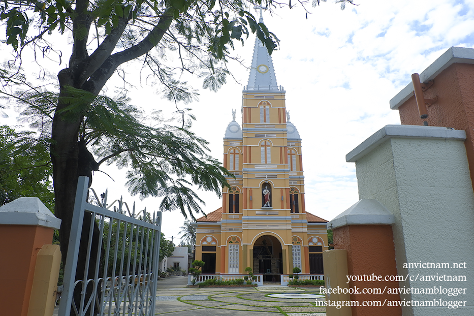 Nhà thờ đẹp ở Tiền Giang: nhà thờ giáo xứ Thánh Tâm