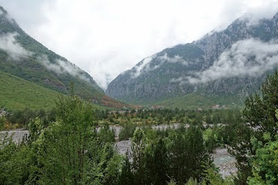 Tief hängende Wolken über dem Shala-River.