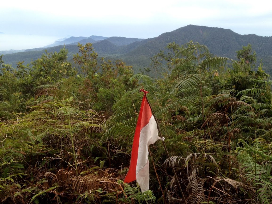 indonesian flag at mounta pangulubao campground  