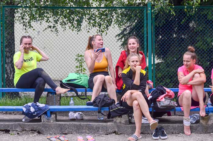 Group of people playing volleyball Группа людей играющих в волейбол