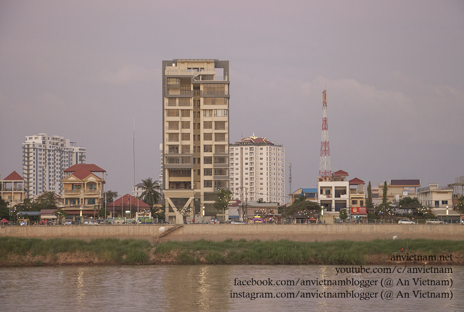 Du lịch Campuchia: thủ đô Phnom Penh nhìn từ dòng Mê Kông