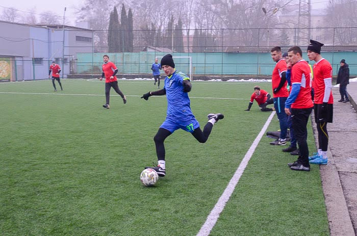 Group of people playing mini football Группа людей играющих в мини-футбол