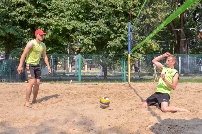 Group of people playing volleyball Группа людей играющих в волейбол