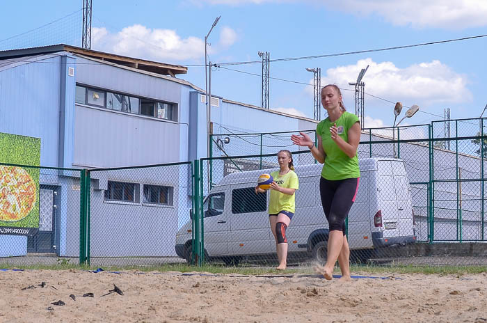 Group of people playing volleyball Группа людей играющих в волейбол