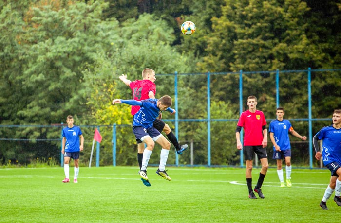 Group of people playing mini football Группа людей играющих в мини-футбол