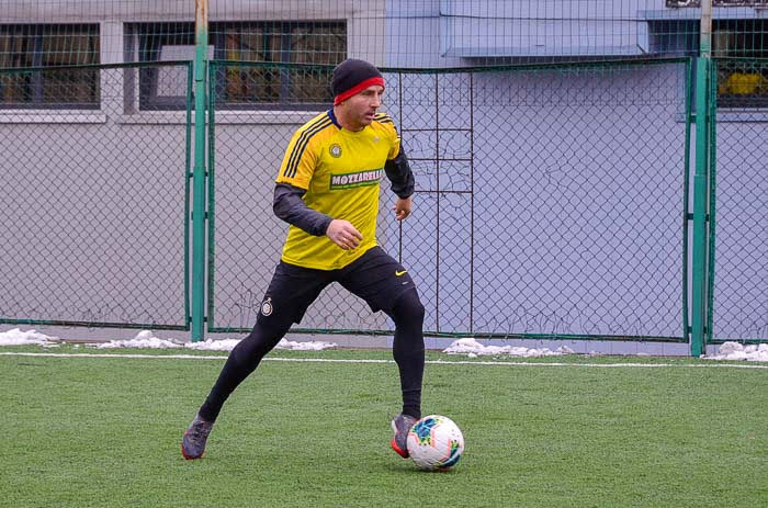 Group of people playing mini football Группа людей играющих в мини-футбол