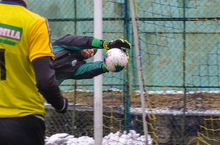 Group of people playing mini football Группа людей играющих в мини-футбол