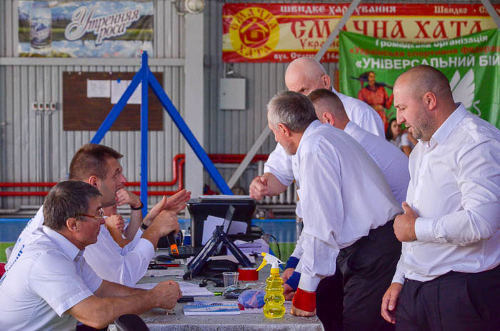 Group of people playing mini football Группа людей играющих в мини-футбол