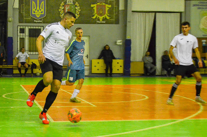 Group of people playing mini football Группа людей играющих в мини-футбол