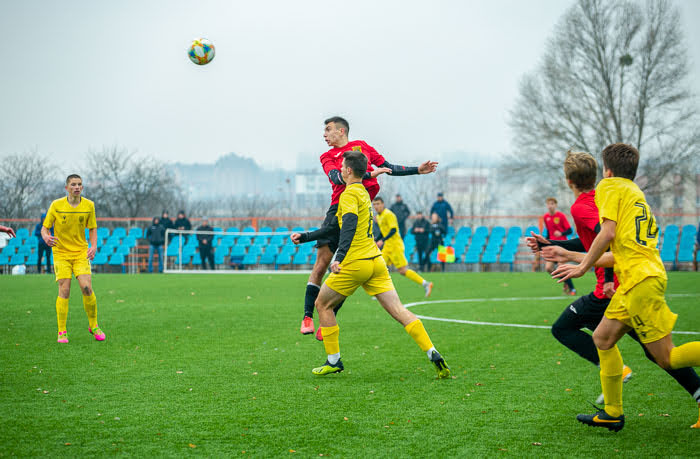 Group of people playing mini football Группа людей играющих в мини-футбол