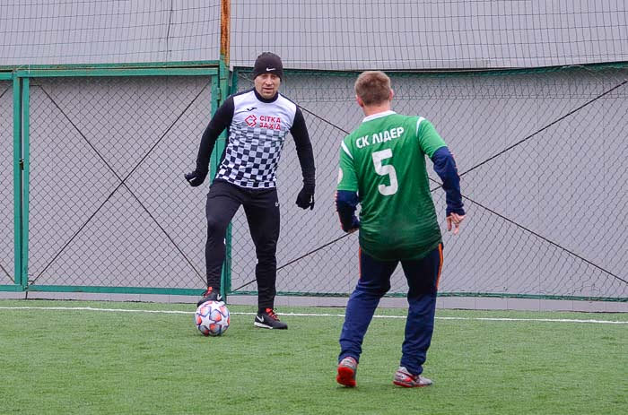 Group of people playing mini football Группа людей играющих в мини-футбол