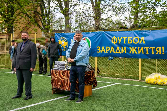 Group of people playing mini football Группа людей играющих в мини-футбол