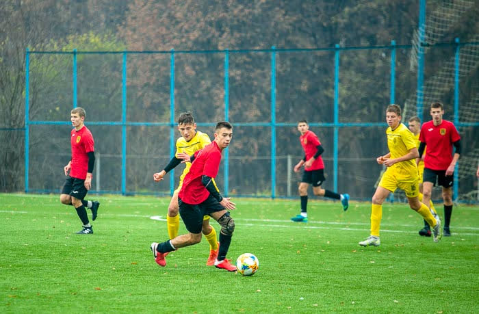 Group of people playing mini football Группа людей играющих в мини-футбол