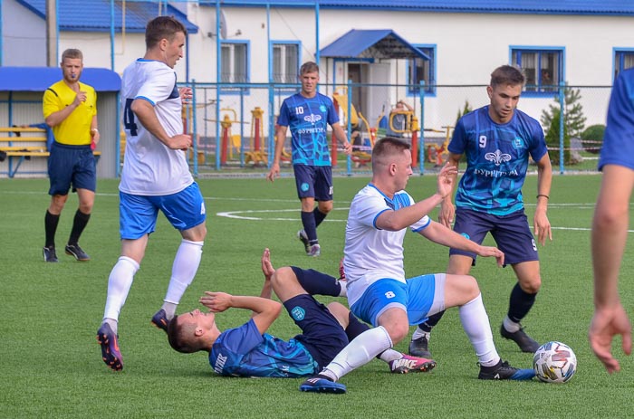 Group of people playing mini football Группа людей играющих в мини-футбол