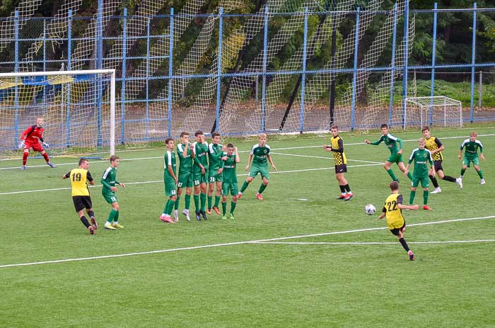 Group of people playing mini football Группа людей играющих в мини-футбол