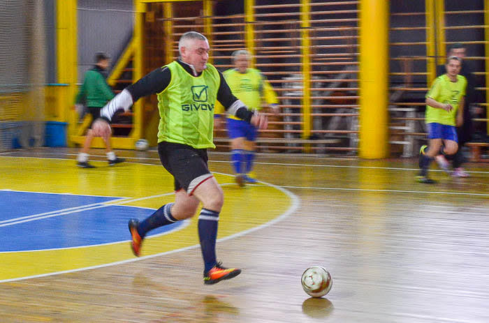 Group of people playing mini football Группа людей играющих в мини-футбол