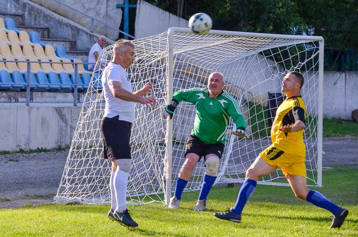 Group of people playing mini football Группа людей играющих в мини-футбол