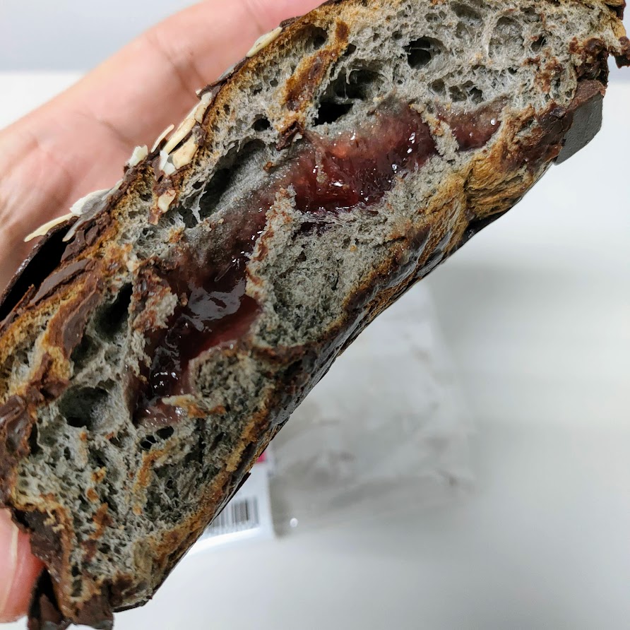 【超商麵包】草莓巧克力雙饗 - CHOCOLATE-GLAZED STRAWBERRY BREAD - 「7-Eleven」便利商店