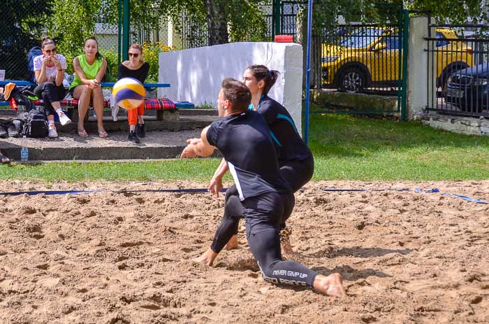 Group of people playing volleyball Группа людей играющих в волейбол