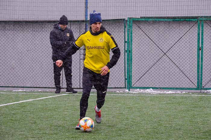 Group of people playing mini football Группа людей играющих в мини-футбол