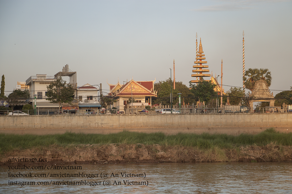 Du lịch Campuchia: thủ đô Phnom Penh nhìn từ dòng Mê Kông