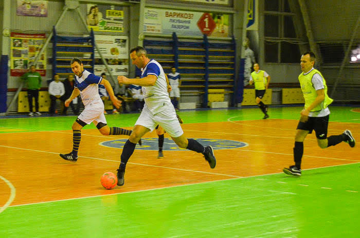 Group of people playing mini football Группа людей играющих в мини-футбол