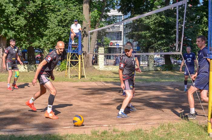 Group of people playing volleyball Группа людей играющих в волейбол