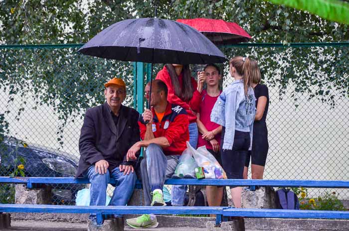 Group of people playing volleyball Группа людей играющих в волейбол