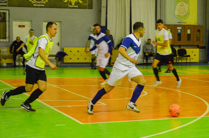 Group of people playing mini football Группа людей играющих в мини-футбол