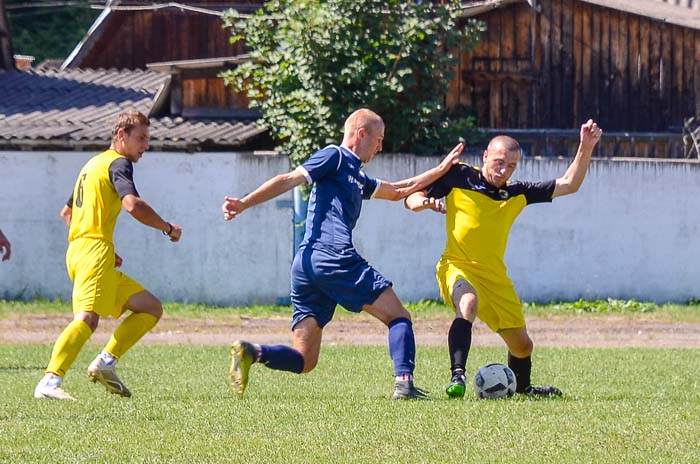 Group of people playing mini football Группа людей играющих в мини-футбол