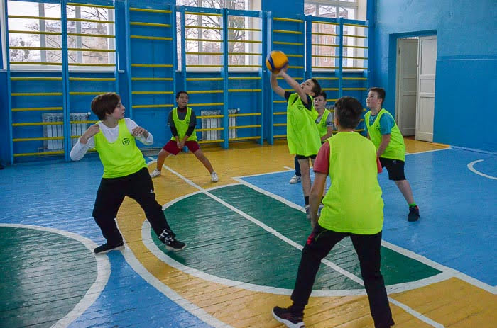 Group of people playing mini football Группа людей играющих в мини-футбол