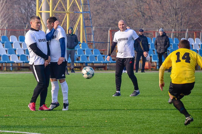 Group of people playing mini football Группа людей играющих в мини-футбол