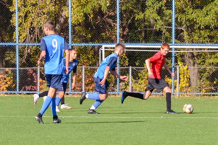 Group of people playing mini football Группа людей играющих в мини-футбол