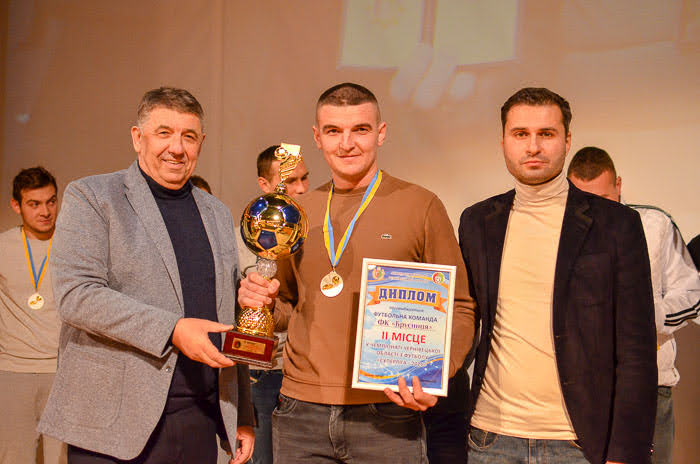 Group of people playing mini football Группа людей играющих в мини-футбол