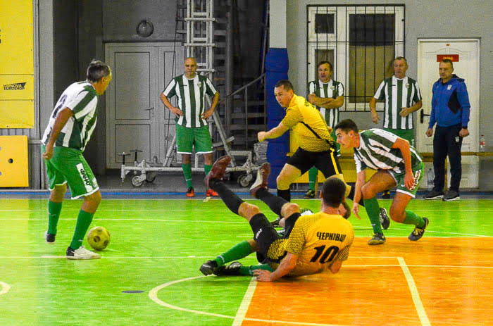 Group of people playing mini football Группа людей играющих в мини-футбол