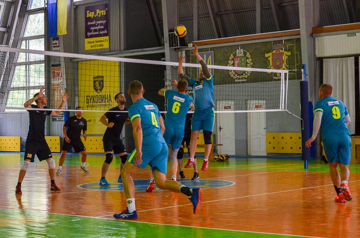 Group of people playing mini football Группа людей играющих в мини-футбол