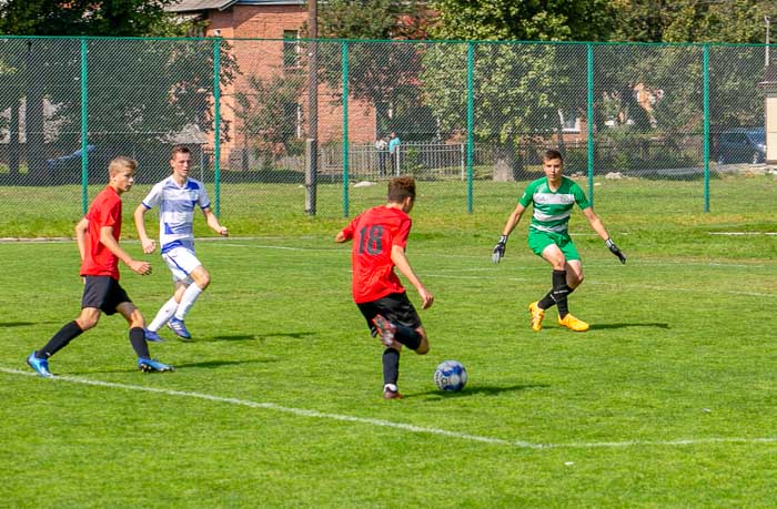 Group of people playing mini football Группа людей играющих в мини-футбол