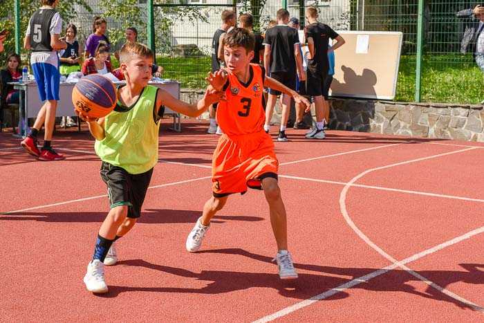 Group of people playing mini football Группа людей играющих в мини-футбол