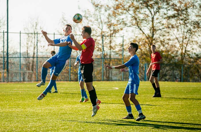 Group of people playing mini football Группа людей играющих в мини-футбол