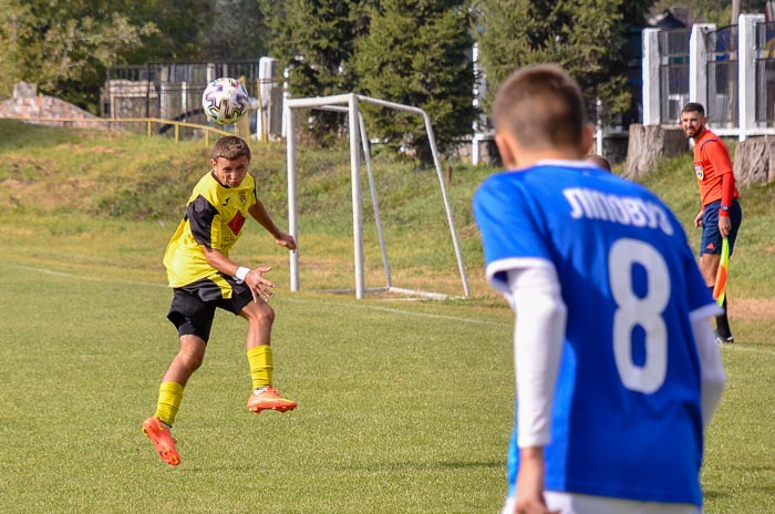 Group of people playing mini football Группа людей играющих в мини-футбол