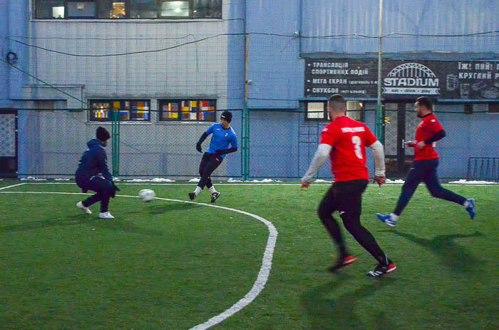 Group of people playing mini football Группа людей играющих в мини-футбол