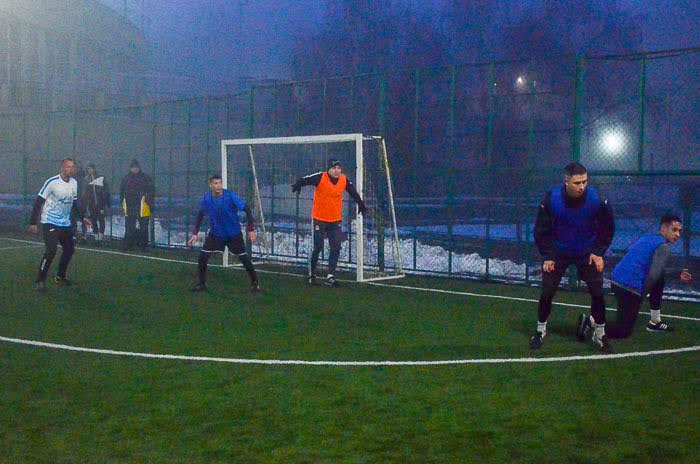 Group of people playing mini football Группа людей играющих в мини-футбол