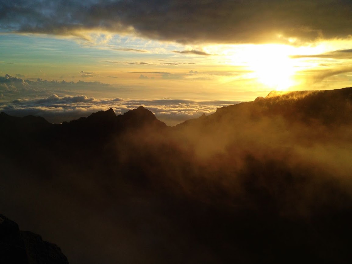 sunrise from low's peak on mount kinabalu 