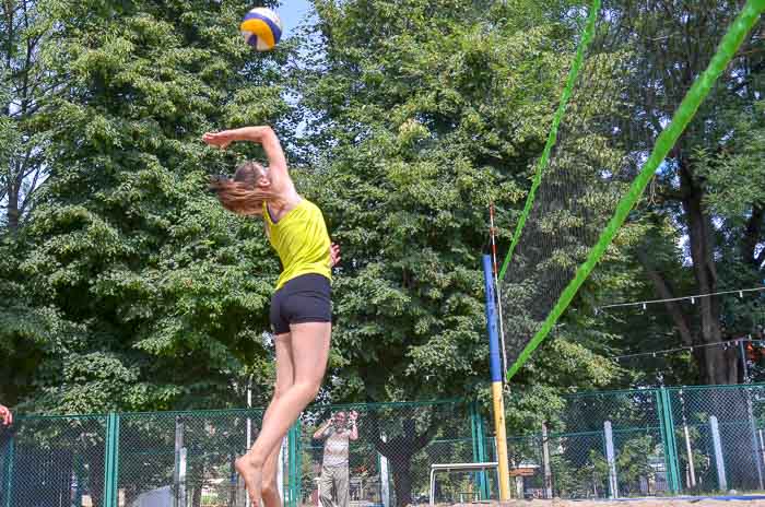 Group of people playing volleyball Группа людей играющих в волейбол