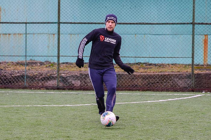 Group of people playing mini football Группа людей играющих в мини-футбол