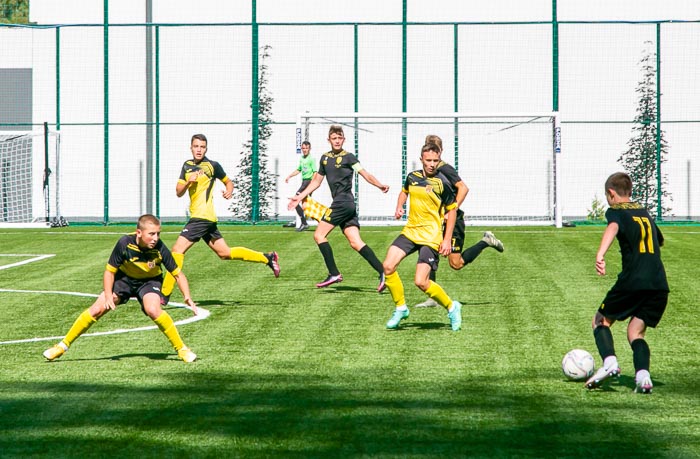 Group of people playing mini football Группа людей играющих в мини-футбол